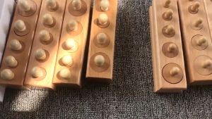 Giáo cụ Montessori - Khối trụ có núm bằng gỗ giúp trẻ phát triển cảm quan