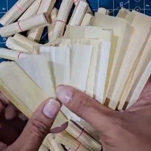 ใบไม้แห้ง ใบจากตากแดด ลอกแล้ว ลอก 2 หน้า ใบบางและใบใหญ่ มี15-20ใบต่อ1มัดยาง มีลดมีแถมจุใจกันไปเลย