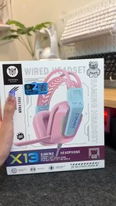 Onikuma X13 Gaming Headset หูฟังแบบมีสาย ไดร์เวอร์ลำโพงขนาด 50 มม. มีไฟ RGB รูปทรงสวยงามดูทันสมัย แถบคาดศรีษะถอดได้ ไมโครโฟนปรับหมุนได้ 120° ตัวฟองน้ำหูฟังสวมใส่สบาย ใช้งานได้หลากหลายแพลตฟอร์ม