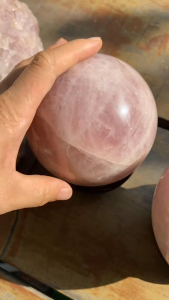 Quả cầu thạch anh hồng hợp mệnh Hỏa Thổ - thu hút tài lộc may mắn tặng viên đá thạch anh thô nhỏ