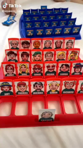 JoyToys Gues S Who Is Itเกมกระดานคลาสสิก เกมกระดานที่สนุกสนานในครอบครัวเกมทายปริศนาของเล่นเด็กของขวัญสำหรับเด็ก