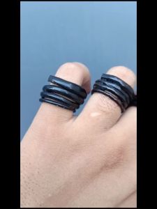 Cincin Akar Bahar Hitam Lentur Lilit 4 Minimalis