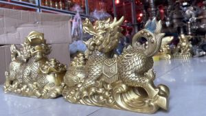 Đôi Kỳ Lân Bằng Đồng Phong Thủy Ôm Hũ Vàng 3 cỡ: dài 15cm 22cm 30cm
