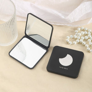 ​ ​ กระจกแต่งหน้าพับได้สองด้านมินิสแควร์แต่งหน้าโต๊ะเครื่องแป้งกระจกมือแบบพกพาสําหรับการเดินทางกระจกเครื่องสําอางอุปกรณ์แต่งหน้า