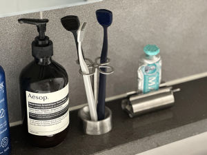 Japanese Toothbrush Holder Dulton Stainless Steel Toothpaste Rack Facial Cleanser Squeezing Machine Petal Design Retro Storage Rack