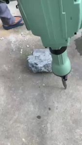 สกัดไฟฟ้า TARGET รุ่น 65A 3000W หนัก 15kg สำหรับงานหนัก ทำลายพื้นคอนกรีต ทำลายผนังปูน เจาะสกัดงานปูน แข็งแรง พร้อมผ้าเฟี่ยง 1 ชุด