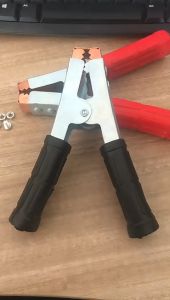 คีมคีบแบต คมคีบแบตเตอรี่ ปากคีบ สีแดงดำ 1คู่ ชาร์จแบตเตอรี่ หรือต่อกับเครื่องชาร์จ