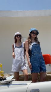 Sis story ชุดเอี๊ยมยีนส์ ขาสั้น Sis Mickey denim shortalls - Dark blue/White