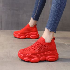 รองเท้าผ้าใบส้นสูงสำหรับผู้หญิง สไตล์ลำลอง สีแดง ระบายอากาศได้ดี รองเท้าสปอร์ตแบบสวมสบาย ทรงหัวมน วัสดุ PU