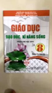 Sách - Giáo Dục Đạo Đức Kỹ Năng Sống dành Cho học sinh Lớp 8