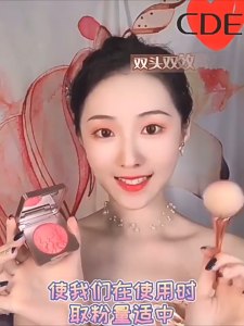 หญิงสาวอ่านสีบลัชออนแต่งหน้าเปลือยธรรมชาติ ประกายบาง ชมพู ส้ม การแสดงออกขาว เรียว ไฮไลท์ จานบลัชออน