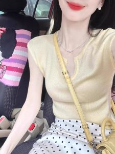 เสื้อยืดแขนสั้นสีเหลืองสไตล์ฝรั่งเศสสำหรับผู้หญิงในช่วงฤดูร้อนปี 2025 เสื้อผ้าทำงานสไตล์เกาหลีทรงเข้ารูป