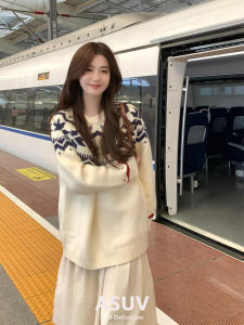 เสื้อสเวตเตอร์ถักนิตติ้งสไตล์คริสต์มาสสำหรับผู้หญิง เสื้อคลุมแฟชั่นฤดูใบไม้ร่วงและฤดูหนาว ทรงหลวม สไตล์หวานๆ คอตั้ง