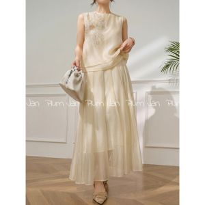 PlumJan | Bộ Đồ Hai Mảnh Phối Áo Ngực Không T Tay Thêu Kim Sa Và Chân Váy Cho Mùa Hè