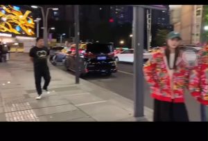 ÁO KHOÁC HOODIE KHÓA ZIP NAM NỮ CON CÔNG HOA MẪU ĐƠN CHÚC TẾT CHẤT NỈ DÀY PHOM FROM RỘNG HOT TREND 2024  - DUBAI FASHION