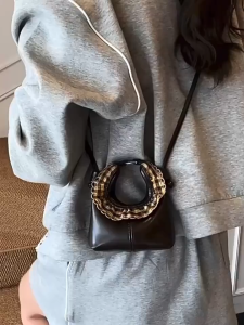 MOUSSON กระเป๋าใส่ลิปสติกแบบถือด้วยมือขนาดเล็กสำหรับผู้หญิงกระเป๋าสะพายข้างดีไซน์เฉพาะกลุ่มแฟชั่นแบบใหม่กระเป๋าใส่เหรียญลูกไม้สไตล์ตะวันตก