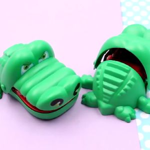 Đồ Chơi Cá Sấu Cắn Tay Crocodile Dentist Bằng Nhựa Cỡ Lớn