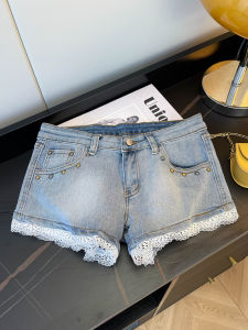 กางเกงขาสั้นผ้ายีนส์ทรงเข้ารูปเอวต่ำสำหรับผู้หญิงในช่วงฤดูร้อน กางเกงขาสั้นทรงเข้ารูปแบบผู้หญิงสไตล์อเมริกัน ขอบลูกไม้ กระดุม ทรงเข้ารูป