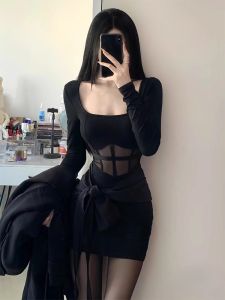 ชุดเดรสสั้นทรงเข้ารูปสีดำเซ็กซี่สำหรับผู้หญิง ฤดูใบไม้ร่วง 2025 ชุดเดรสผ้าตาข่ายสีดำทรงเข้ารูปเอวสูงแขนยาวคอเหลี่ยม