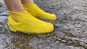 ที่หุ้มรองเท้าทำจากซิลิโคนสวมทับรองเท้าป้องกันความสกปรกจากฝ่นโคลนน้ำและเชื้อโรคต่างๆได้ไม่ต้องซักรองเท้าบ่อยๆ พร้อมส่ง