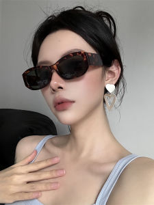 แว่นกันแดดลายเสือดาวสไตล์ย้อนยุคสำหรับผู้หญิง แว่นกันแดดทรงหัวแมว ขอบหนา สไตล์เก๋ไก๋ เลนส์กันแดด UV400 น้ำหนักเบา