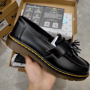 【Offlcial Store】Dr. Martens Martin Adrian American retro versatile fashion tassel black mens and womens loafers
