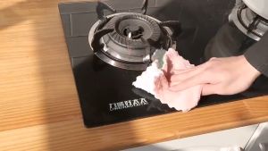 Lap Kain Dapur Meja Piring Anti Minyak Microfiber Kitchen Towel Serbaguna daya Serap Air tinggi Cleaning Cloth\\n\\nLap kain dapur meja piring anti minyak microfiber kitchen towel adalah produk serbaguna yang dirancang khusus untuk membersihkan berbagai permukaan di dapur, terutama meja piring dan alat masak. Lap ini memiliki kemampuan anti minyak dan daya serap air yang tinggi, menjadikannya pilihan yang ideal untuk penggunaan sehari-hari di dapur.\\n\\n Apa Itu Lap Kain Dapur Meja Piring Anti Minyak?\\n\\nLap kain dapur meja piring anti minyak microfiber kitchen towel adalah produk serbaguna yang dirancang untuk membersihkan berbagai permukaan di dapur. Lap ini memiliki kemampuan anti minyak dan daya serap air yang tinggi, menjadikannya pilihan yang ideal untuk penggunaan sehari-hari di dapur. Microfiber kitchen towel ini dirancang khusus untuk membersihkan minyak, noda, dan kotoran lainnya pada permukaan dapur, seperti meja piring, alat masak, dan peralatan dapur lainnya.\\n\\n Fungsi dan Kelebihan Lap Kain Dapur Meja Piring Anti Minyak\\n\\nLap kain dapur meja piring anti minyak microfiber kitchen towel memiliki beberapa fungsi dan kelebihan, antara lain:\\n\\n- Mampu membersihkan minyak, noda, dan kotoran lainnya pada permukaan dapur.\\n- Memiliki daya serap air yang tinggi, sehingga dapat digunakan untuk membersihkan permukaan basah dan kering.\\n- Didesain khusus untuk meja piring dan alat masak, menjadikannya pilihan yang ideal untuk penggunaan sehari-hari di dapur.\\n- Mudah dibersihkan dan dapat digunakan berulang kali.\\n\\n Perbedaan Lap Kain Dapur Meja Piring Anti Minyak dengan Lap Kain Biasa\\n\\nLap kain dapur meja piring anti minyak microfiber kitchen towel memiliki beberapa perbedaan dengan lap kain biasa, antara lain:\\n\\n- Mampu membersihkan minyak, noda, dan kotoran lainnya pada permukaan dapur, sementara lap kain biasa hanya mampu membersihkan noda ringan.\\n- Memiliki daya serap air yang tinggi, sehingga dapat digunakan untuk membersihkan permukaan basah dan kering, sementara lap kain biasa kurang efektif untuk membersihkan permukaan basah.\\n- Didesain khusus untuk meja piring dan alat masak, menjadikannya pilihan yang ideal untuk penggunaan sehari-hari di dapur, sementara lap kain biasa kurang efektif untuk membersihkan permukaan yang berminyak.\\n\\n Bagaimana Menggunakan Lap Kain Dapur Meja Piring Anti Minyak?\\n\\nBerikut adalah langkah-langkah menggunakan lap kain dapur meja piring anti minyak microfiber kitchen towel:\\n\\n1. Basahi lap dengan air dan sabun jika diperlukan.\\n2. Gosok permukaan yang ingin dibersihkan dengan lap.\\n3. Bilas lap dengan air bersih jika diperlukan.\\n4. Keringkan lap dengan cara melipat atau menjemur.\\n\\n Tips dan Trik Menggunakan Lap Kain Dapur Meja Piring Anti Minyak\\n\\nBerikut adalah beberapa tips dan trik menggunakan lap kain dapur meja piring anti minyak microfiber kitchen towel:\\n\\n- Gunakan lap kain dapur meja piring anti minyak microfiber kitchen towel untuk membersihkan minyak, noda, dan kotoran lainnya pada permukaan dapur.\\n- Jika lap kain dapur meja piring anti minyak microfiber kitchen towel sudah kotor, bilas dengan air bersih dan keringkan sebelum digunakan kembali.\\n- Lap kain dapur meja piring anti minyak microfiber kitchen towel dapat digunakan berulang kali, tetapi perlu dibersihkan secara teratur.\\n\\n Manfaat Menggunakan Lap Kain Dapur Meja Piring Anti Minyak\\n\\nBerikut adalah manfaat menggunakan lap kain dapur meja piring anti minyak microfiber kitchen towel:\\n\\n Keuntungan Lap Kain Dapur Meja Piring Anti Minyak untuk Dapur Rumah Tangga\\n\\nLap kain dapur meja piring anti minyak microfiber kitchen towel memiliki beberapa keuntungan untuk dapur rumah tangga, antara lain:\\n\\n- Mampu membersihkan minyak, noda, dan kotoran lainnya pada permukaan dapur.\\n- Memiliki daya serap air yang tinggi, sehingga dapat digunakan untuk membersihkan permukaan basah dan kering.\\n- Didesain khusus untuk meja piring dan alat masak, menjadikannya pilihan yang ideal untuk penggunaan sehari-hari di dapur.\\n- Mudah dibersihkan dan dapat digunakan berulang kali.\\n\\n Keuntungan Lap Kain Dapur Meja Piring Anti Minyak untuk Bisnis Kuliner\\n\\nLap kain dapur meja piring anti minyak microfiber kitchen towel juga memiliki beberapa keuntungan untuk bisnis kuliner, antara lain:\\n\\n- Mampu membersihkan minyak, noda, dan kotoran lainnya pada permukaan dapur, menjadikannya pilihan yang ideal untuk bisnis kuliner.\\n- Memiliki daya serap air yang tinggi, sehingga dapat digunakan untuk membersihkan permukaan basah dan kering.\\n- Didesain khusus untuk meja piring dan alat masak, menjadikannya pilihan yang ideal untuk penggunaan sehari-hari di dapur.\\n- Mudah dibersihkan dan dapat digunakan berulang kali.\\n\\n Perawatan dan Pemeliharaan Lap Kain Dapur Meja Piring Anti Minyak\\n\\nBerikut adalah cara merawat lap kain dapur meja piring anti minyak microfiber kitchen towel:\\n\\n- Lap kain dapur meja piring anti minyak microfiber kitchen towel dapat dicuci dengan mesin cuci atau dibilas dengan air bersih.\\n- Jangan gunakan pemutih atau deterjen yang mengandung bahan kimia keras saat mencuci lap kain dapur meja piring anti minyak microfiber kitchen towel.\\n- Lap kain dapur meja piring anti minyak microfiber kitchen towel dapat dikeringkan dengan cara melipat atau menjemur.\\n\\n Cara Menjaga Kualitas Lap Kain Dapur Meja Piring Anti Minyak\\n\\nBerikut adalah cara menjaga kualitas lap kain dapur meja piring anti minyak microfiber kitchen towel:\\n\\n- Lap kain dapur meja piring anti minyak microfiber kitchen towel harus dibersihkan secara teratur untuk menjaga kualitasnya.\\n- Lap kain dapur meja piring anti minyak microfiber kitchen towel harus disimpan di tempat yang kering dan jauh dari sinar matahari langsung.\\n- Lap kain dapur meja piring anti minyak microfiber kitchen towel harus digunakan sesuai dengan petunjuk penggunaan yang tertera pada kemasan.\\n\\n Kesimpulan\\n\\nLap kain dapur meja piring anti minyak microfiber kitchen towel adalah produk serbaguna yang dirancang khusus untuk membersihkan berbagai permukaan di dapur, terutama meja piring dan alat masak. Lap ini memiliki kemampuan anti minyak dan daya serap air yang tinggi, menjadikannya pilihan yang ideal untuk penggunaan sehari-hari di dapur. Lap kain dapur meja piring anti minyak microfiber kitchen towel memiliki beberapa fungsi dan kelebihan, antara lain mampu membersihkan minyak, noda, dan kotoran lainnya pada permukaan dapur, memiliki daya serap air yang tinggi, dan mudah dibersihkan dan dapat digunakan berulang kali.\\n\\n Saran dan Rekomendasi untuk Pengguna Lap Kain Dapur Meja Piring Anti Minyak\\n\\nBerikut adalah saran dan rekomendasi untuk pengguna lap kain dapur meja piring anti minyak microfiber kitchen towel:\\n\\n- Lap kain dapur meja piring anti minyak microfiber kitchen towel harus dibersihkan secara teratur untuk menjaga kualitasnya.\\n- Lap kain dapur meja piring anti minyak microfiber kitchen towel harus disimpan di tempat yang kering