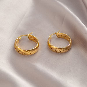 ต่างหูเงินไททาเนียมสไตล์เรียบง่ายหรูหราสำหรับผู้หญิง ต่างหูรูปเปลือกข้าวแบบกลมใหญ่ ดีไซน์เรียบง่าย ดีไซน์เก๋ไก๋ เครื่องประดับแฟชั่น