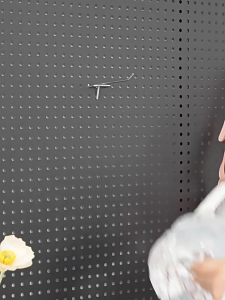 ชั้นวางของ Pegboard โลหะติดผนัง Holeboard เครื่องมือฮาร์ดแวร์ Handcraft Storage Organizer Storage Display Rack