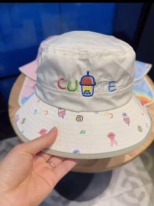 (พร้อมส่ง) หมวกเด็ก 1 - 5 ปี รอบหัว:50-52 cm. หมวกกันแดดปิดคอสำหรับเด็กผ้า Polyester พิมพ์ลายการ์ตูนกระต่าย ปักอักษร CUTE หมวกปีกกว้างกันแดด หมวกบักเก็ต (Bucket) สำหรับใส่กันแดด หมวกเด็กผู้หญิง หมวกแฟชั่นเด็ก หมวกเด็กเดินป่า ขนาดปรับได้ มี 6 สีให้เลือก