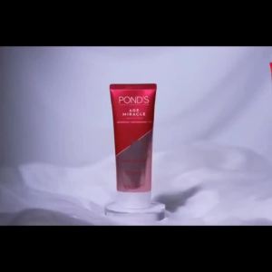 Sữa rửa mặt màu đỏ Ponds Age Miracle EN342 ngăn ngừa lão hóa giúp lấy lại làn da tươi trẻ 100g