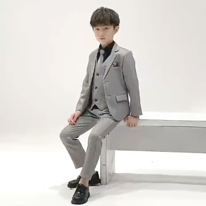 110-150cm ชุดสูทเด็กผู้ชาย ชุดสูทเด็กแต่งงาน 4ขิ้น เสื้อโค้ท + เสื้อกั๊ก + กางเกง + ผูกโบว์ เหมาะสำหรับ ปาร์ตี้วันเกิด การแสดงบนเวที 【จัดส่งจากประเทศไทย】