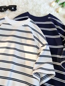 เสื้อยืดแขนสั้นลายทางสีดำขาวสำหรับผู้ชาย ทรงหลวม สไตล์ฮ่องกง สำหรับฤดูร้อน ผ้าฝ้ายแท้ คอกลม เสื้อแขนสั้นแฟชั่นสำหรับคู่รัก