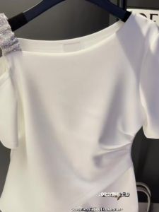 เสื้อยืดแขนสั้นผู้หญิงสีขาว ทรงเข้ารูป เสื้อคอกลม แขนสั้น ทรงเข้ารูป ฤดูร้อน 2023 เสื้อผ้าทำงานสไตล์เกาหลี เสื้อผ้าทำงานสุดเก๋