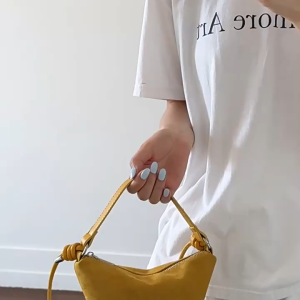 SEA YADOU  กระเป๋าสะพายข้างหนังนิ่มสีลูกกวาดแฟชั่นย้อนยุคเกาหลีเฉพาะกลุ่มแฟชั่นกระเป๋าถือโทรศัพท์มือถือ