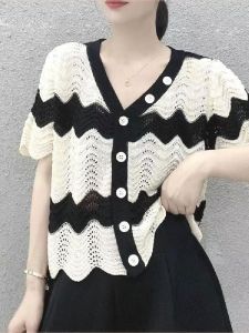 เสื้อคาร์ดิแกนถักแขนสั้นผู้หญิงฤดูร้อนบางๆ ลายทางคลื่น V-neck เสื้อคลุมโปร่งสบายระดับไฮเอนด์ เสื้อยืดคอวีแขนกุด