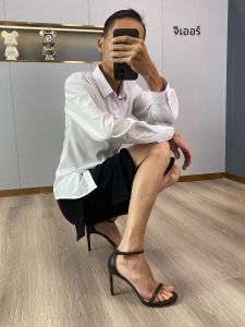 รองเท้าแตะส้นสูงสายเดี่ยวสีดำเซ็กซี่สำหรับผู้หญิง ดีไซน์เก๋ไก๋ ด้านในทำจากหนังแกะ ใส่สบาย แฟชั่นฤดูร้อน