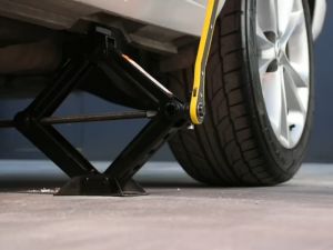 Ready Stock 2 Ton Scissor Jack for Car Automotive Jack Kit Tire Jack Portable with Ratchet Ideal for Suv and Auto