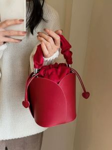 2024 ใหม่กลีบกระเป๋ากระเป๋าถือcrossbodyขนาดเล็กสําหรับงานแต่งงานและทุกวันสีแดงเจ้าสาวกระเป๋าสุภาพสตรียอดนิยมsatchelกระเป๋าถือ