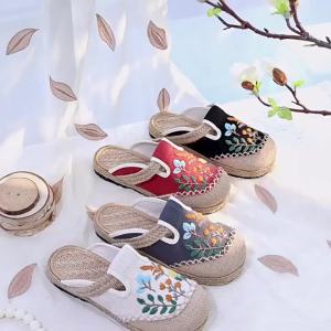 Sepatu Bordir Etnik Retro Wanita Sandal Flat Bernapas dengan Motif Bunga Anti Slip Anti Bau HF38