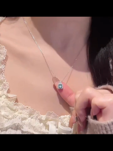 [Little Sugar Cube] สร้อยคอเงินแท้ S925 หยกน้ำสีน้ำเงินสำหรับผู้หญิง ดีไซน์เก๋ไก๋ ของขวัญวันเกิดที่สมบูรณ์แบบสำหรับเด็กผู้หญิง