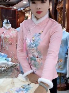 เสื้อสเวตเตอร์ผู้หญิงฤดูใบไม้ร่วง/ฤดูหนาวคอตั้งแขนยาวปิดด้วยกระดุมลายดอกไม้แบบหนาและอบอุ่นสำหรับคุณแม่วัยกลางคน