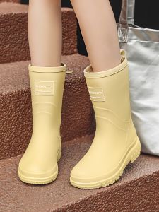 รองเท้าบูทกันฝนส้นกลางผู้หญิง 2024 ใหม่ สไตล์ญี่ปุ่น ยางกันลื่น กันน้ำ หนัง PU หุ้มข้อป้องกันน้ำ รองเท้าบูทฤดูใบไม้ผลิ