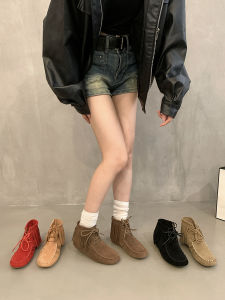 รองเท้าบูทมาร์ตินหนังแท้สไตล์เกาหลี ทรงสั้น ส้นแบน หัวมน ดีไซน์สายรัดสั้น สีแดง ทรงหัวมน ดีไซน์หัวเข็มขัด ฤดูใบไม้ร่วง/ฤดูหนาว