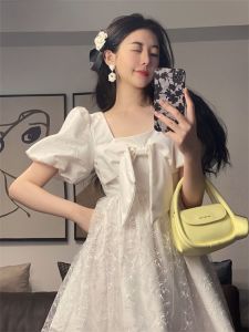 ชุดเดรสสั้นสีดำสไตล์ฝรั่งเศส ผูกโบว์ผีเสื้อ กระโปรงทรงเอเข้ารูป แขนสั้น ทรงเข้ารูป ฤดูร้อน 2025 ชุดเดรสผู้หญิง