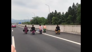 Beige รถวิบากจิ๋ว รถวิบากเด็ก มอเตอร์ไซค์วิบาก 49CC ระบบเบรกดิสก์คู่ ความเร็วสูงสุด 60 กม./ชม. น้ำมัน 1.8 ลิตรวิ่งได้ 30 กม. น้ำหนักเบา 20 กก.