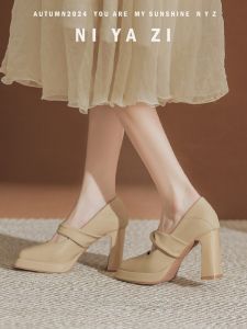 รองเท้าส้นสูงหัวเหลี่ยมหนังนิ่ม กันน้ำ กันลื่น รองเท้าส้นแบน Mary Janes สำหรับผู้หญิง ฤดูใบไม้ร่วง 2025 รองเท้าส้นแบนแบบสวมสบาย สีนม