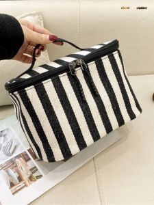 2024 New Portable Makeup Bag Large Capacity Travel Storage Bag Womens Fashion Simple Wash Bag High Aesthetic Value Handbag