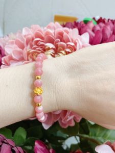 ( video ảnh thật)  vòng tay đá đào hoa tự nhiên vip 6li mix charm sen và charm bi vàng 3li 24k 9999 vòng tay đá phong thuỷ hợp mệnh thổ mệnh hoả trang sức thiết kế đủ hoá đơn thẻ bảo hành