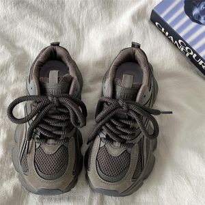 รองเท้าผ้าใบพื้นหนาสไตล์ฮ่องกงสำหรับผู้หญิง ฤดูร้อน 2025 รองเท้าสปอร์ตแบบสวมสบายระบายอากาศได้ดี สไตล์ย้อนยุค ทรงหัวมน พื้นยาง